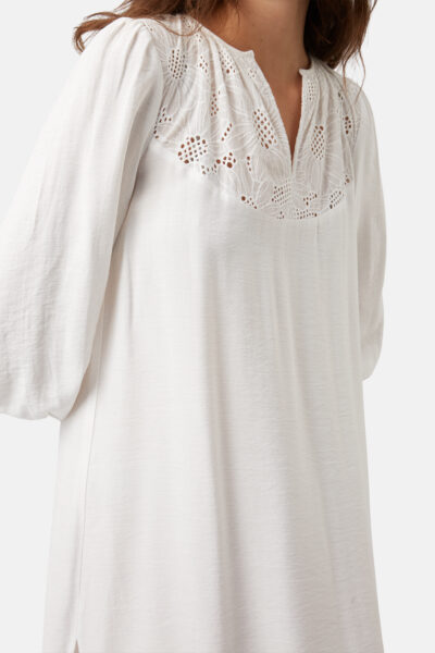 white wind in my hair ornos kaftan traffic people